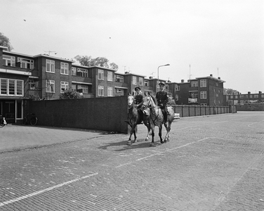 851563 Afbeelding van twee agenten van de bereden politie op het veemarktterrein aan de Croeselaan te Utrecht.